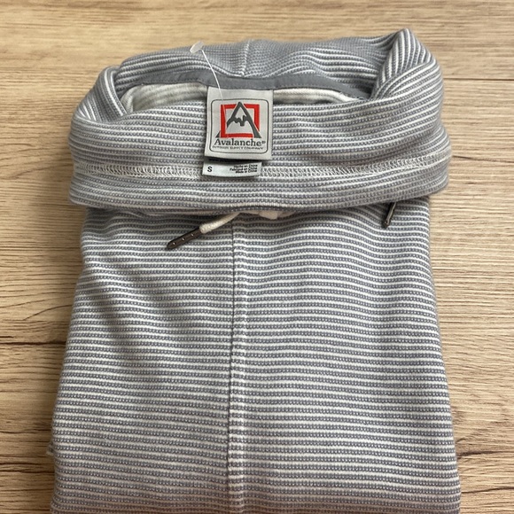 Avalanche women’s long turtleneck sweater. Small size. W16.5 L32, 100% cotton. - Picture 8 of 8